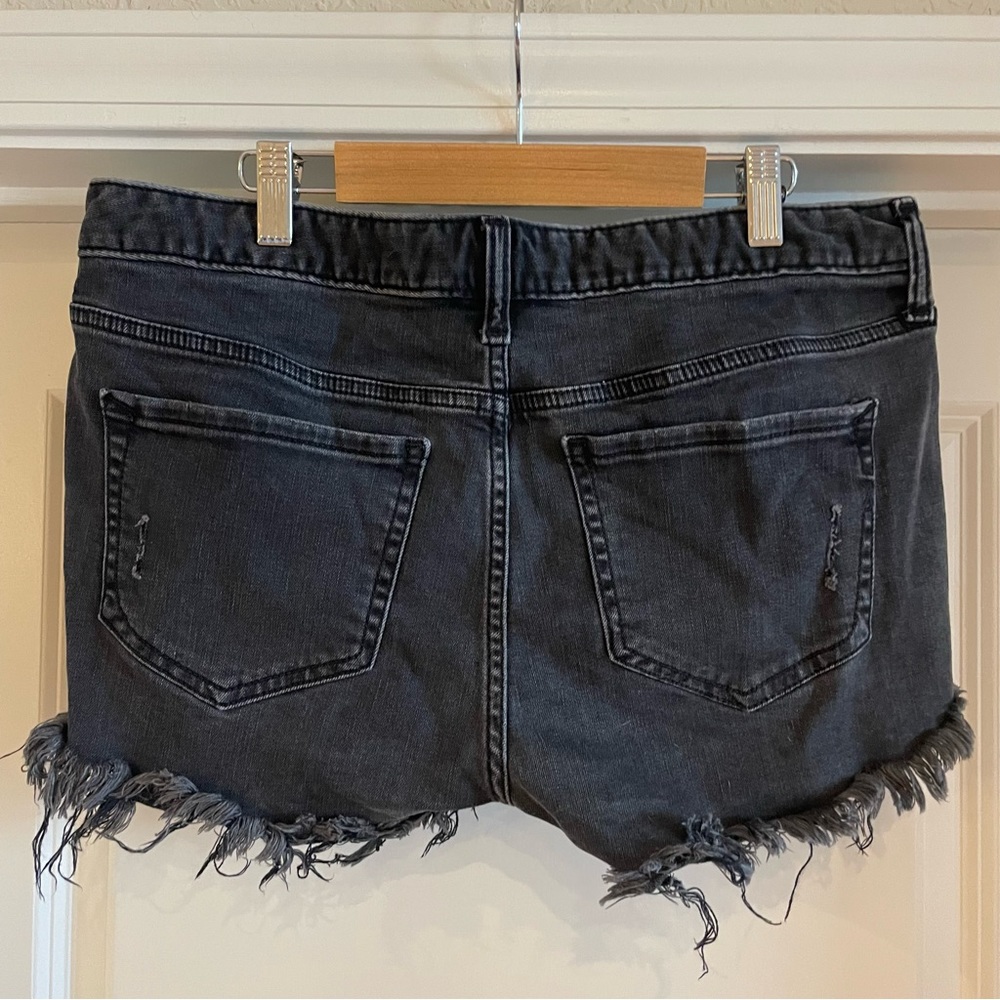Express Dark, Distressed Shortie Jean Shorts (Relaxed, Low Rise) (Size 6) - Picture 3 of 4
